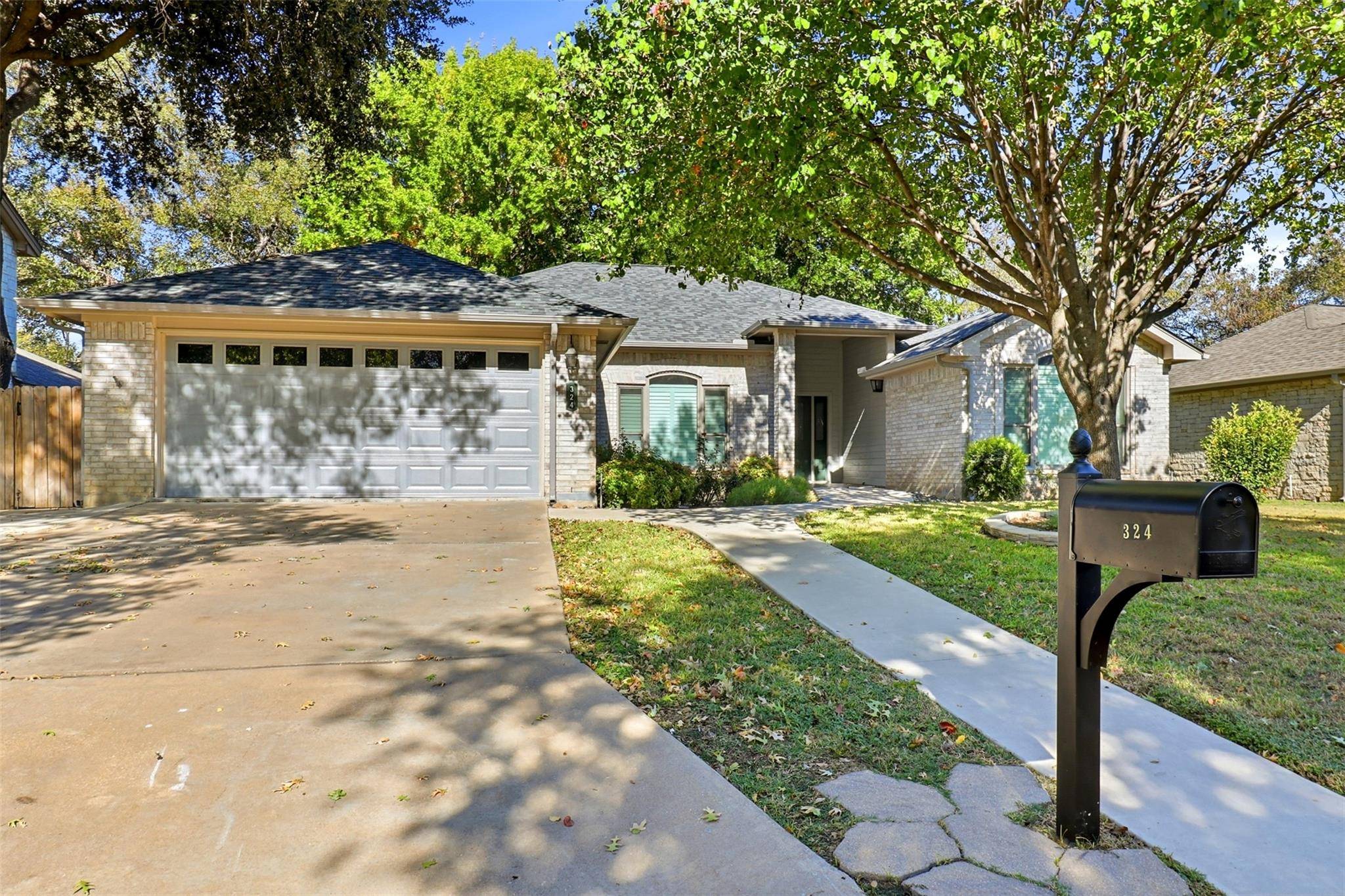 324 Meadowlakes DR, Meadowlakes, TX 78654