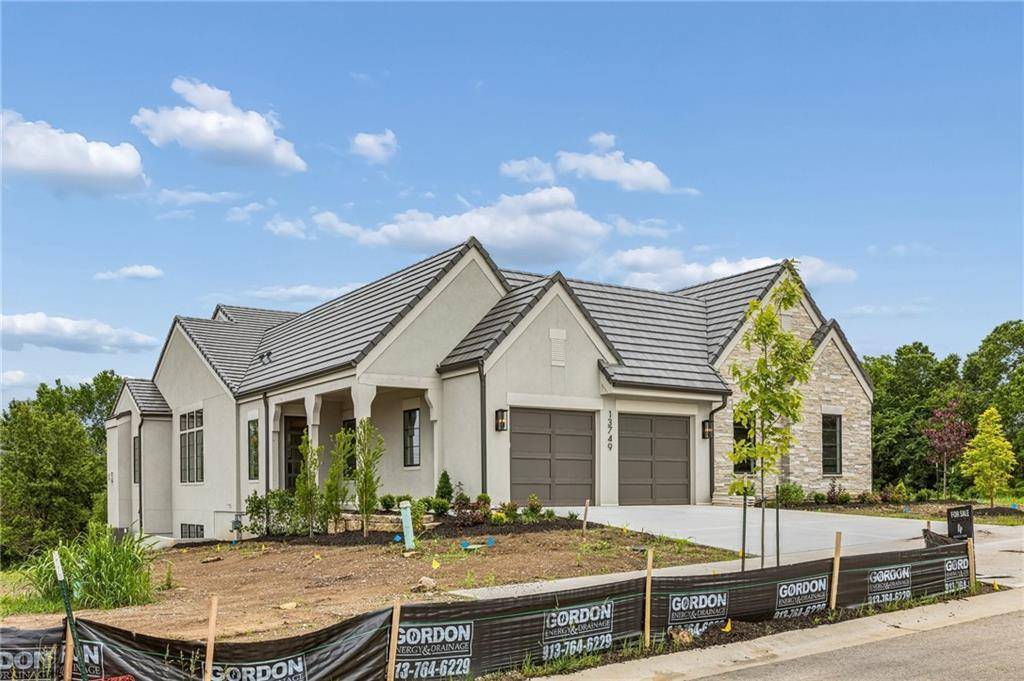 13749 Pembroke LN, Leawood, KS 66224