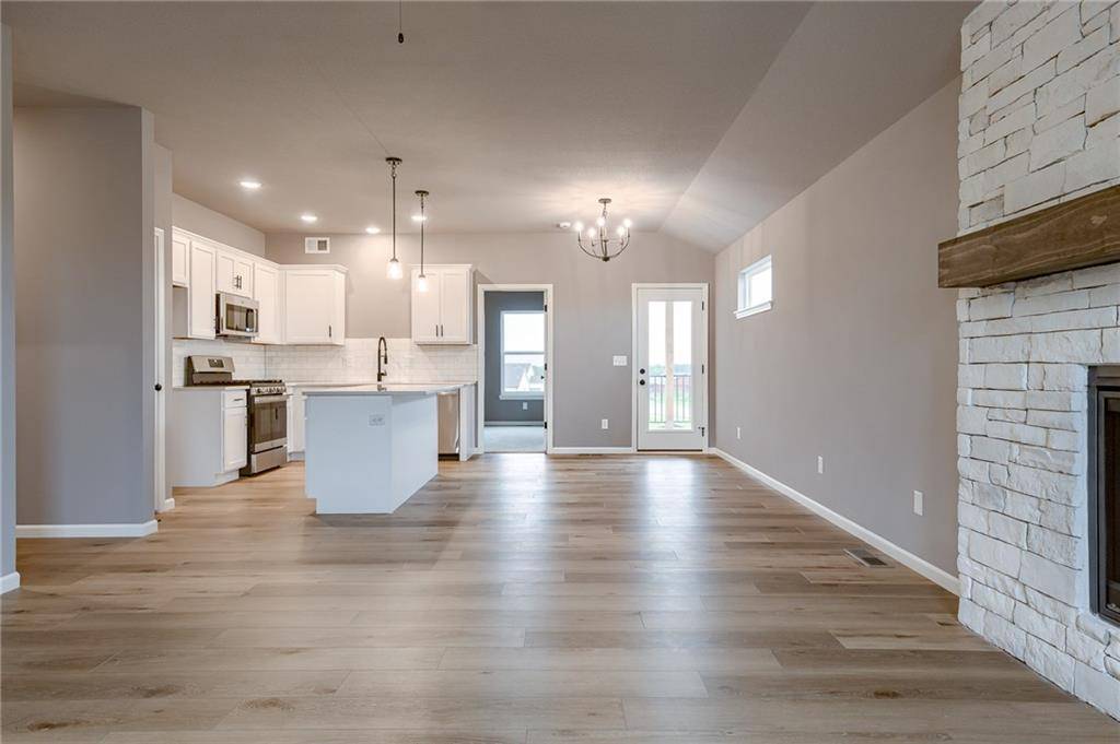 20560 Newcastle ST, Spring Hill, KS 66083