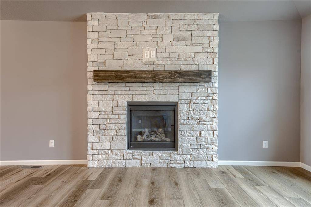 20560 Newcastle ST, Spring Hill, KS 66083