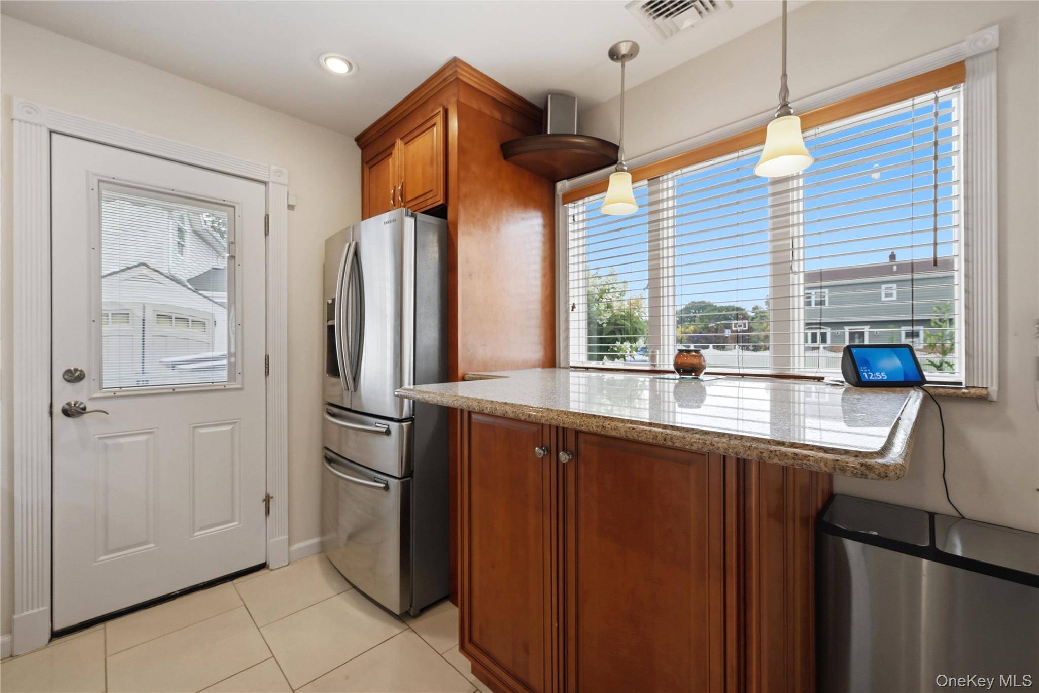 16 Harrow LN, Levittown, NY 11756