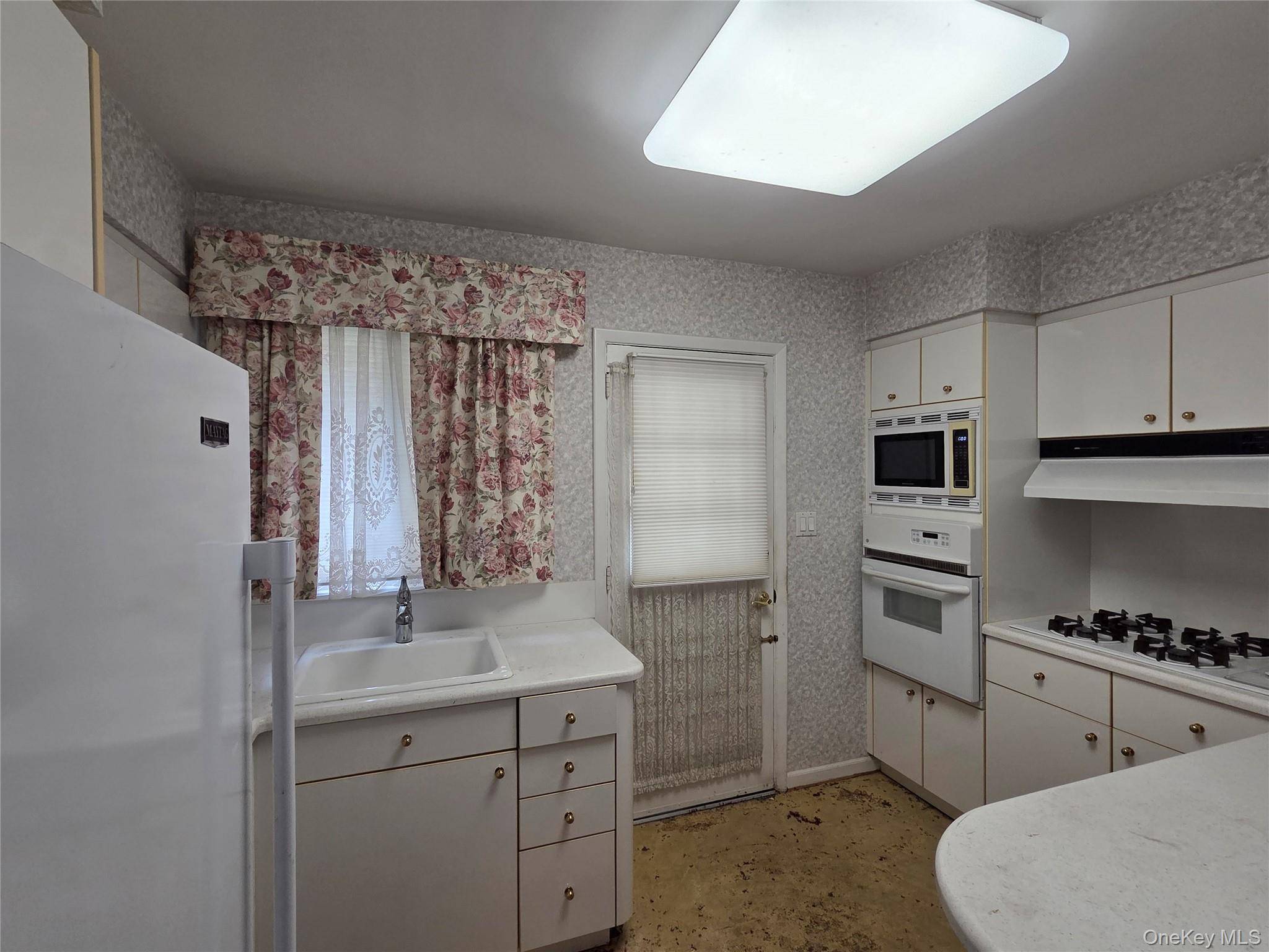 42 Sheridan ST, Huntington, NY 11743