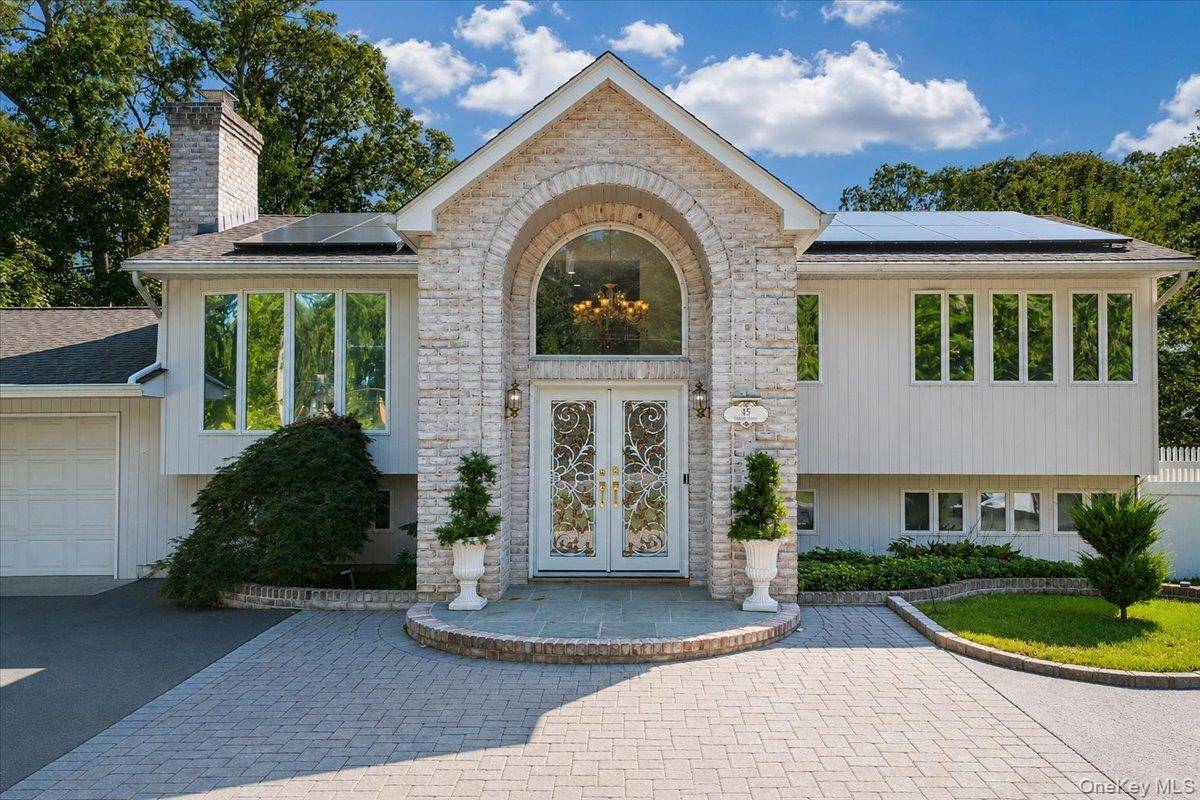 45 Dietz AVE, Lake Grove, NY 11755