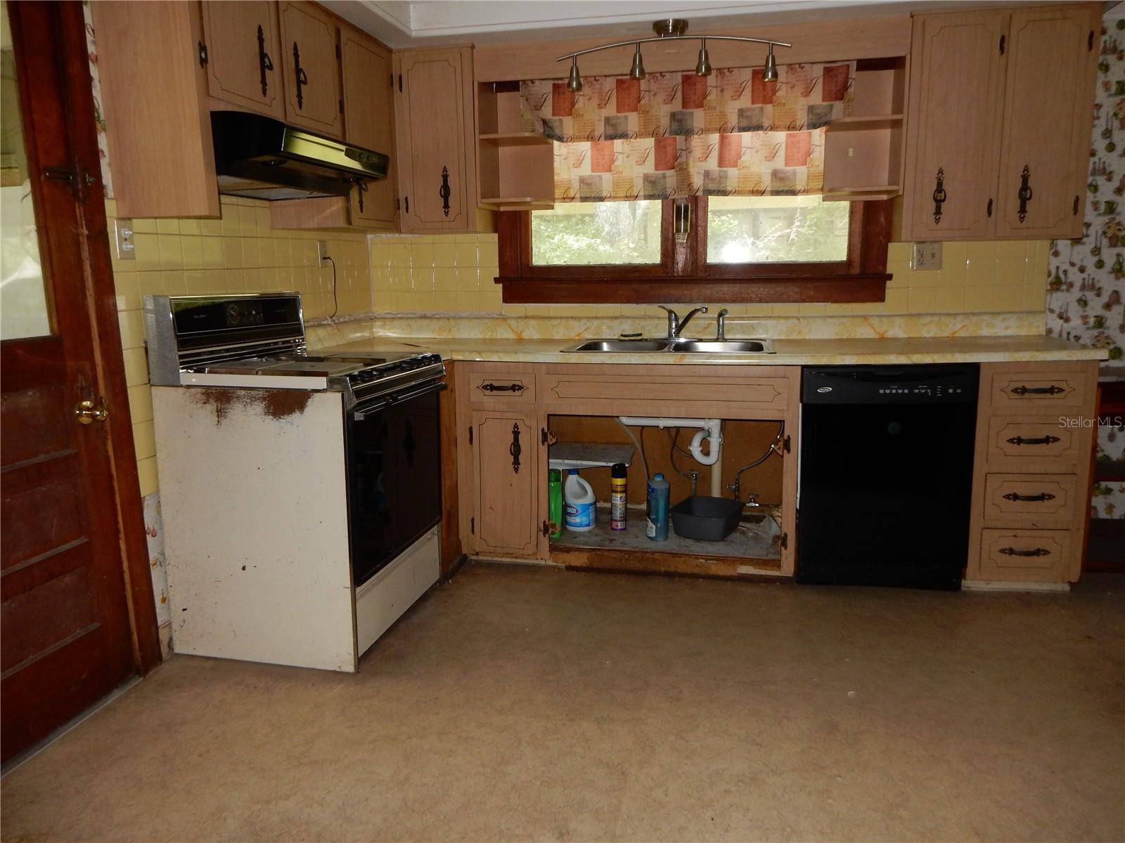 38036 CENTRAL AVE, Zephyrhills, FL 33540