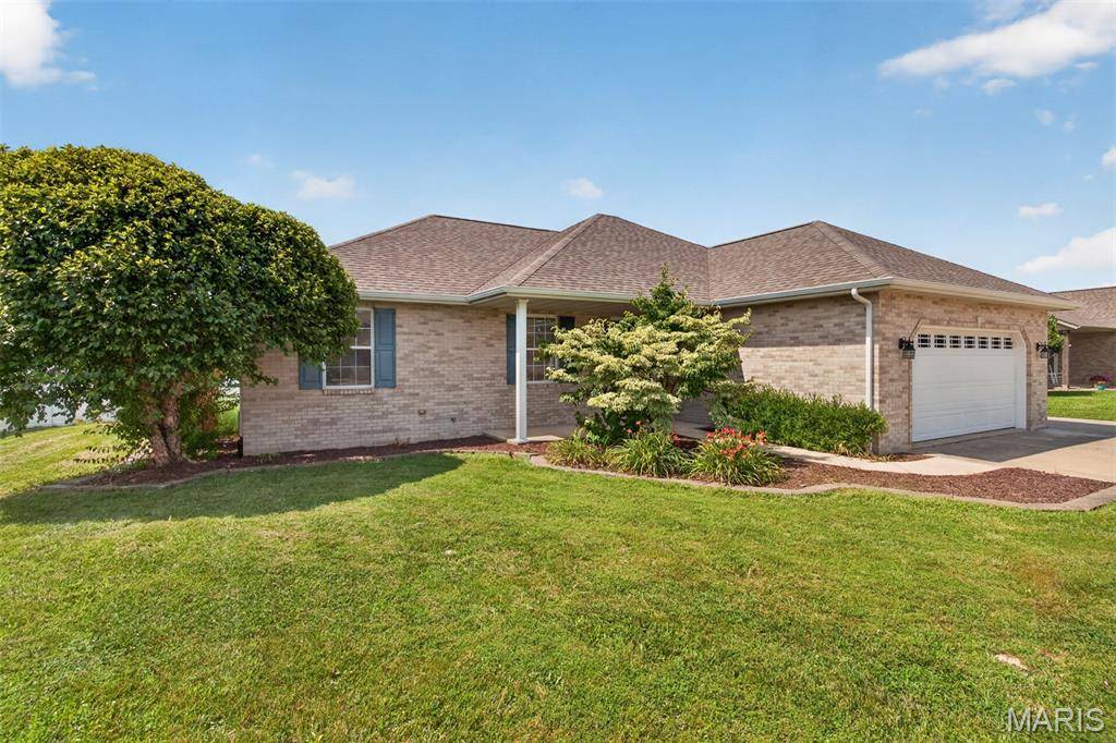 70 Bridgewater LN, Highland, IL 62249