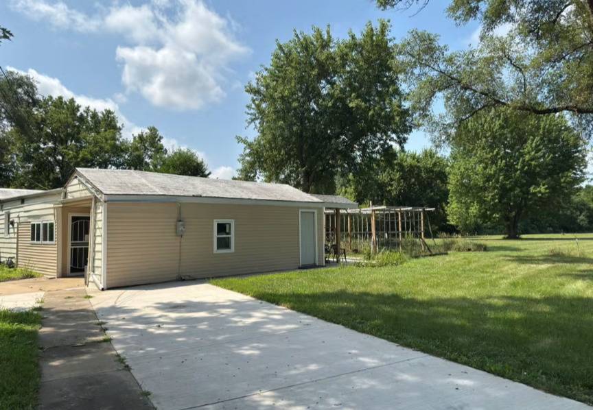 800 Lavern AVE, Machesney Park, IL 61115