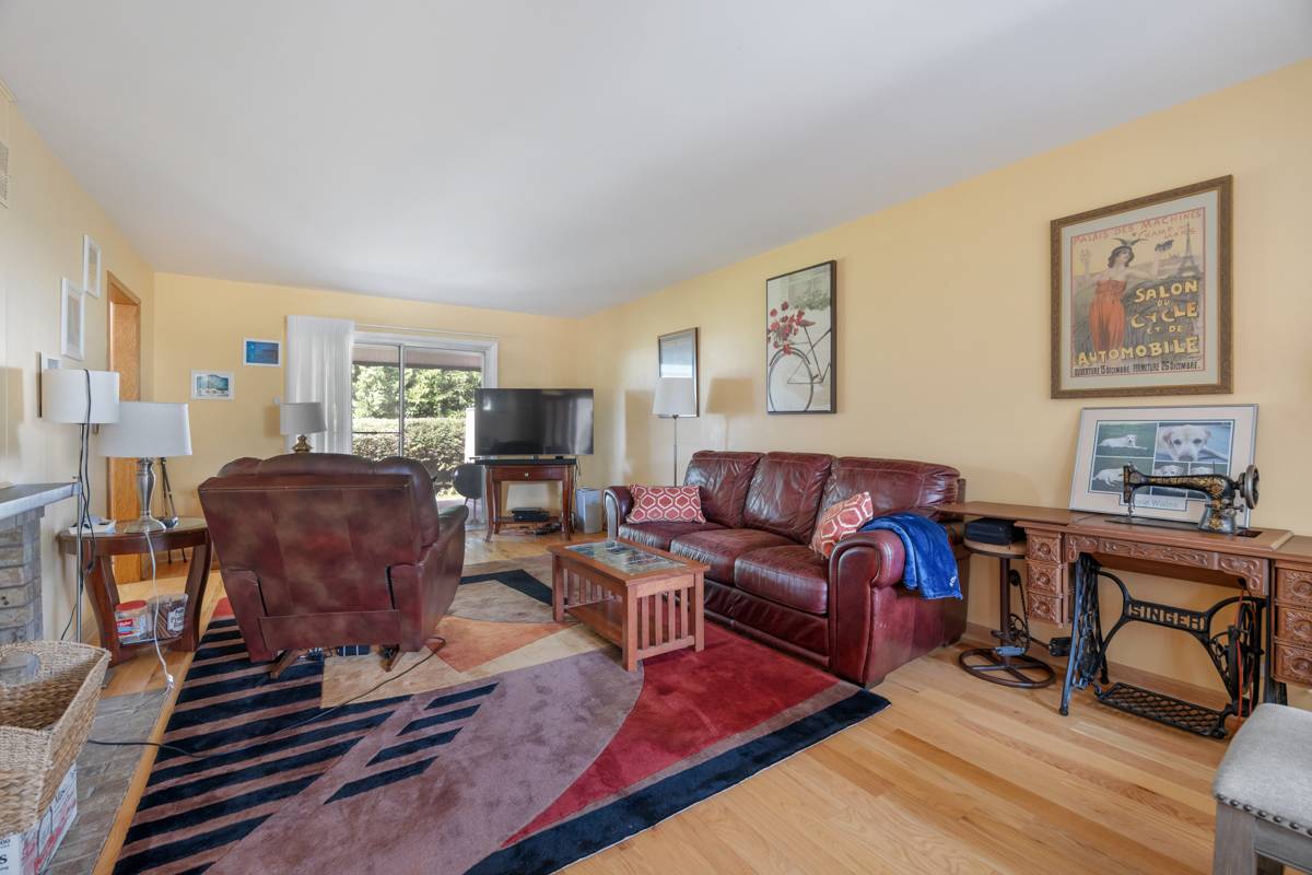 642 Burgundy CT #F, Elk Grove Village, IL 60007