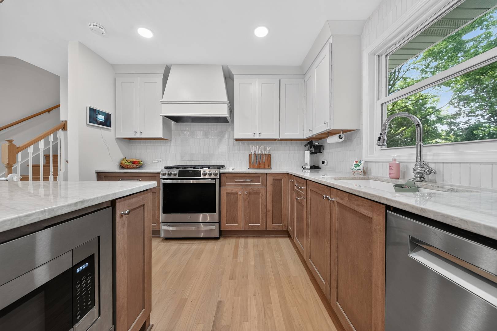 1031 Shari LN, Libertyville, IL 60048