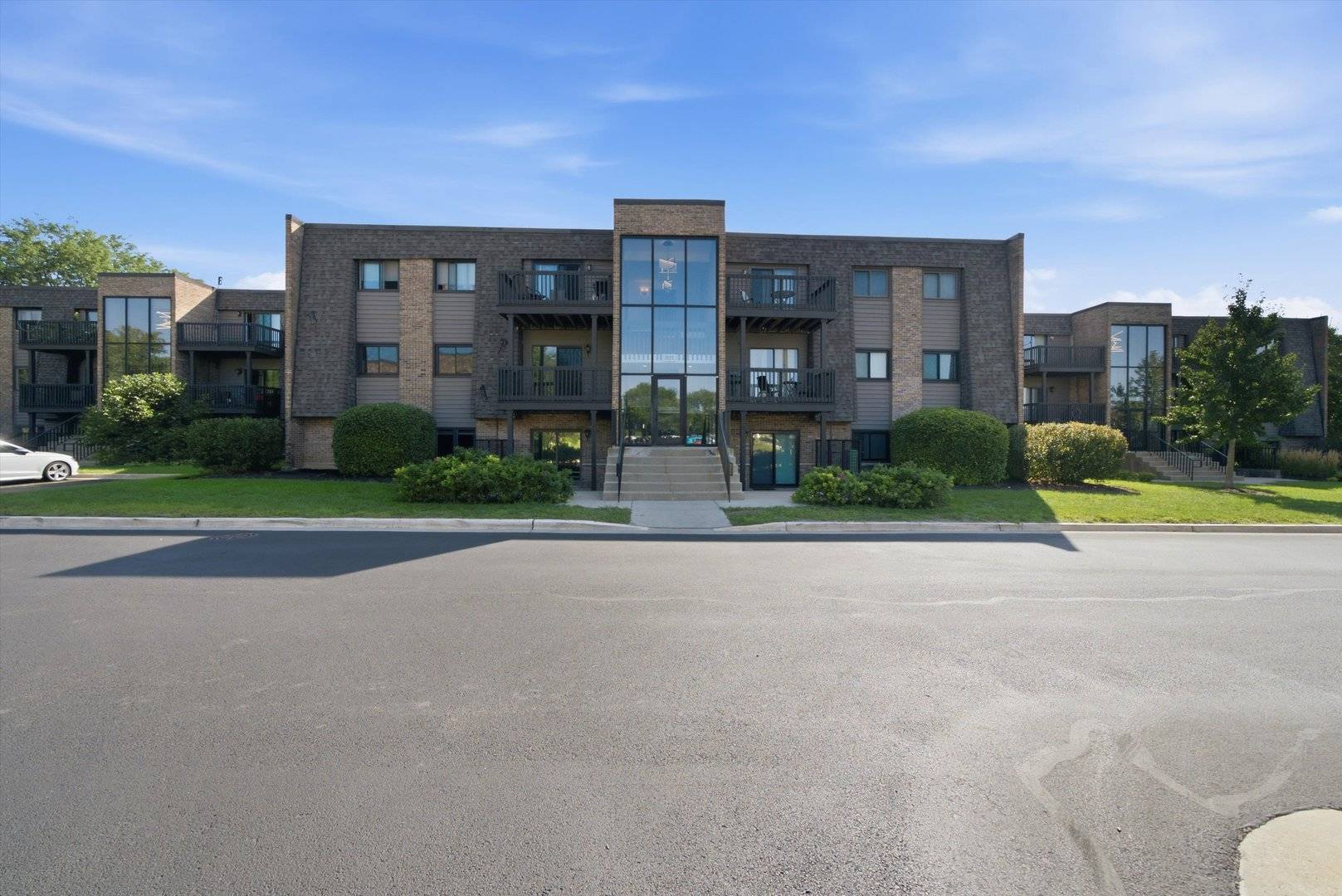 1422 Stonebridge CIR #M5, Wheaton, IL 60189