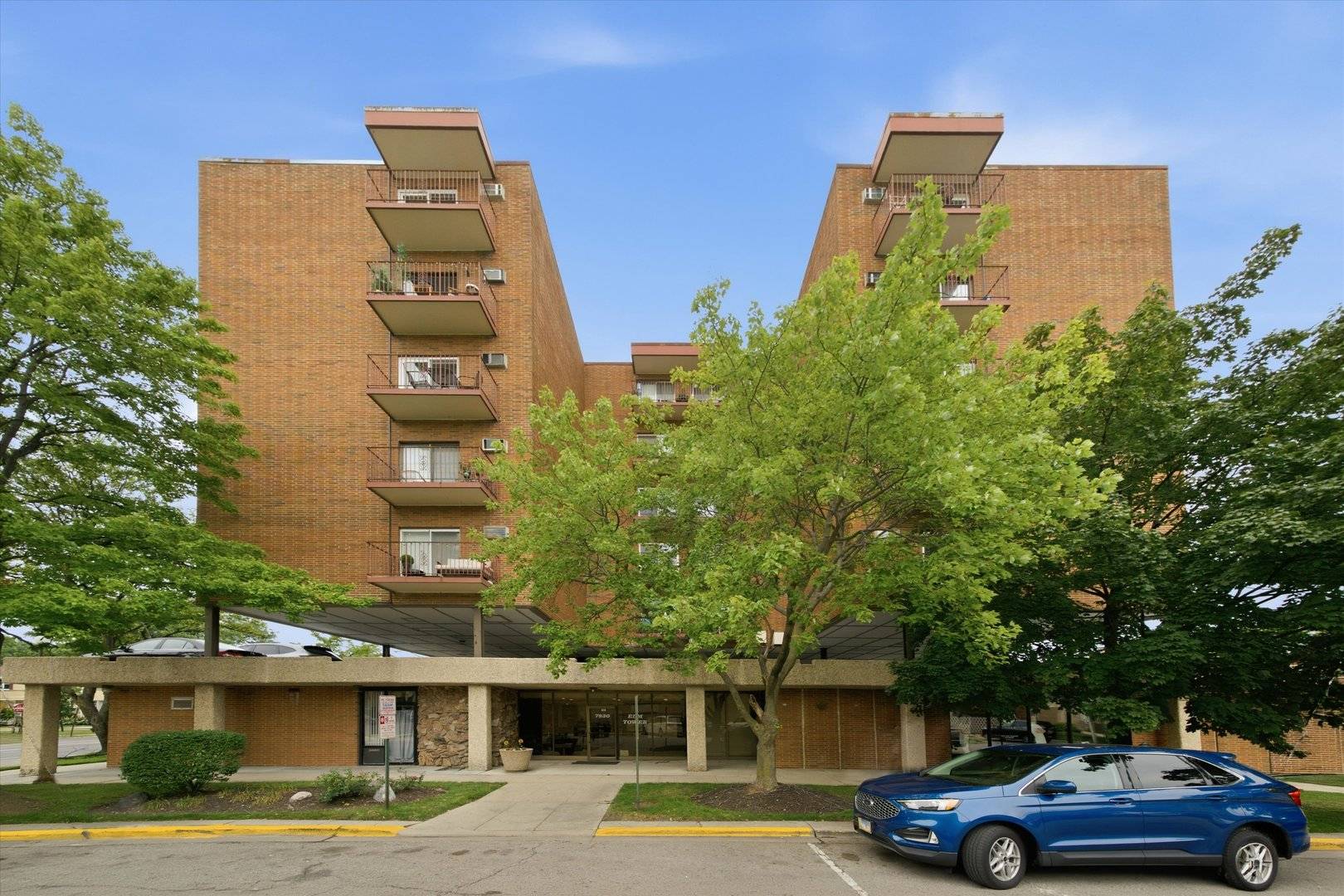 7830 W North AVE #710, Elmwood Park, IL 60707