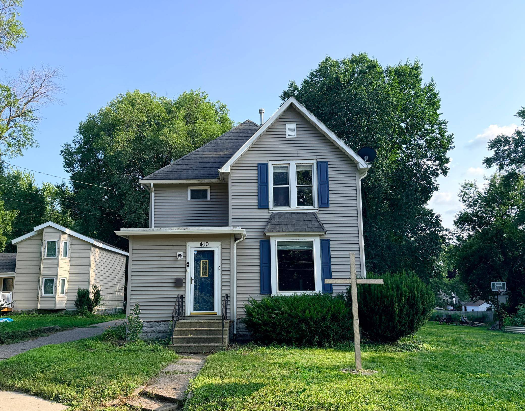 410 Frank Hall DR, Albert Lea, MN 56007