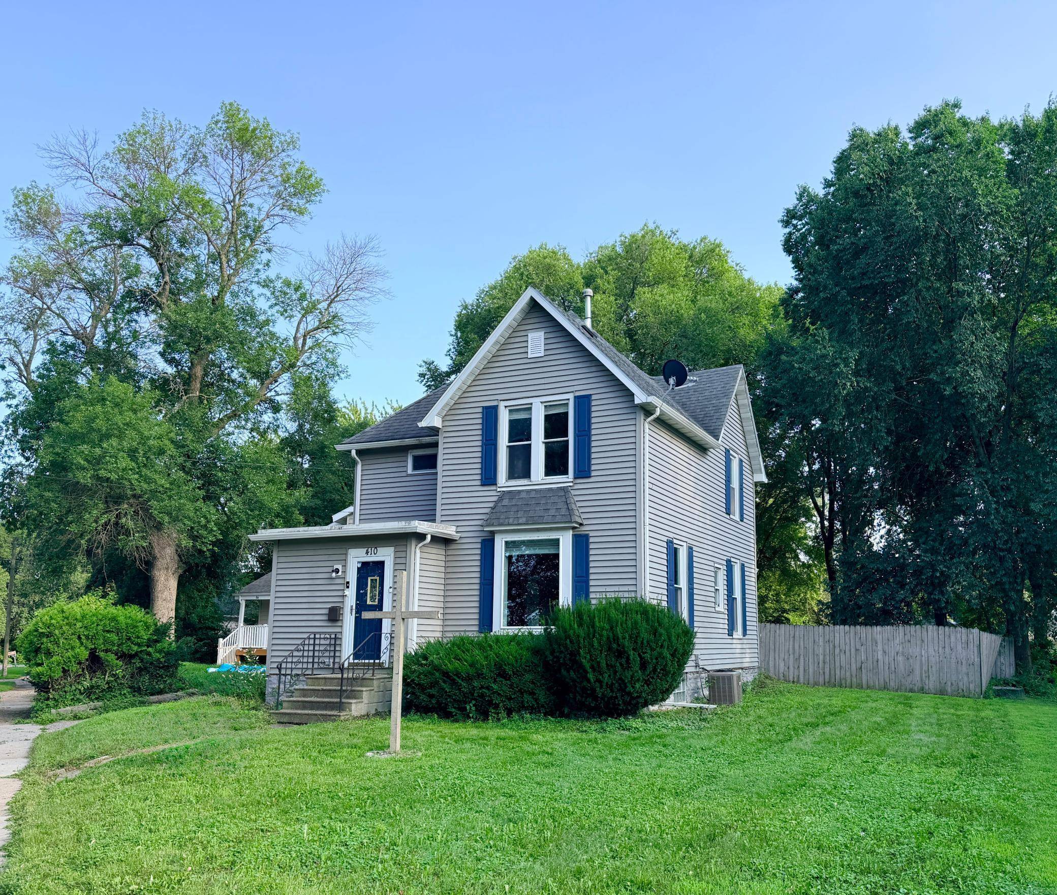 410 Frank Hall DR, Albert Lea, MN 56007