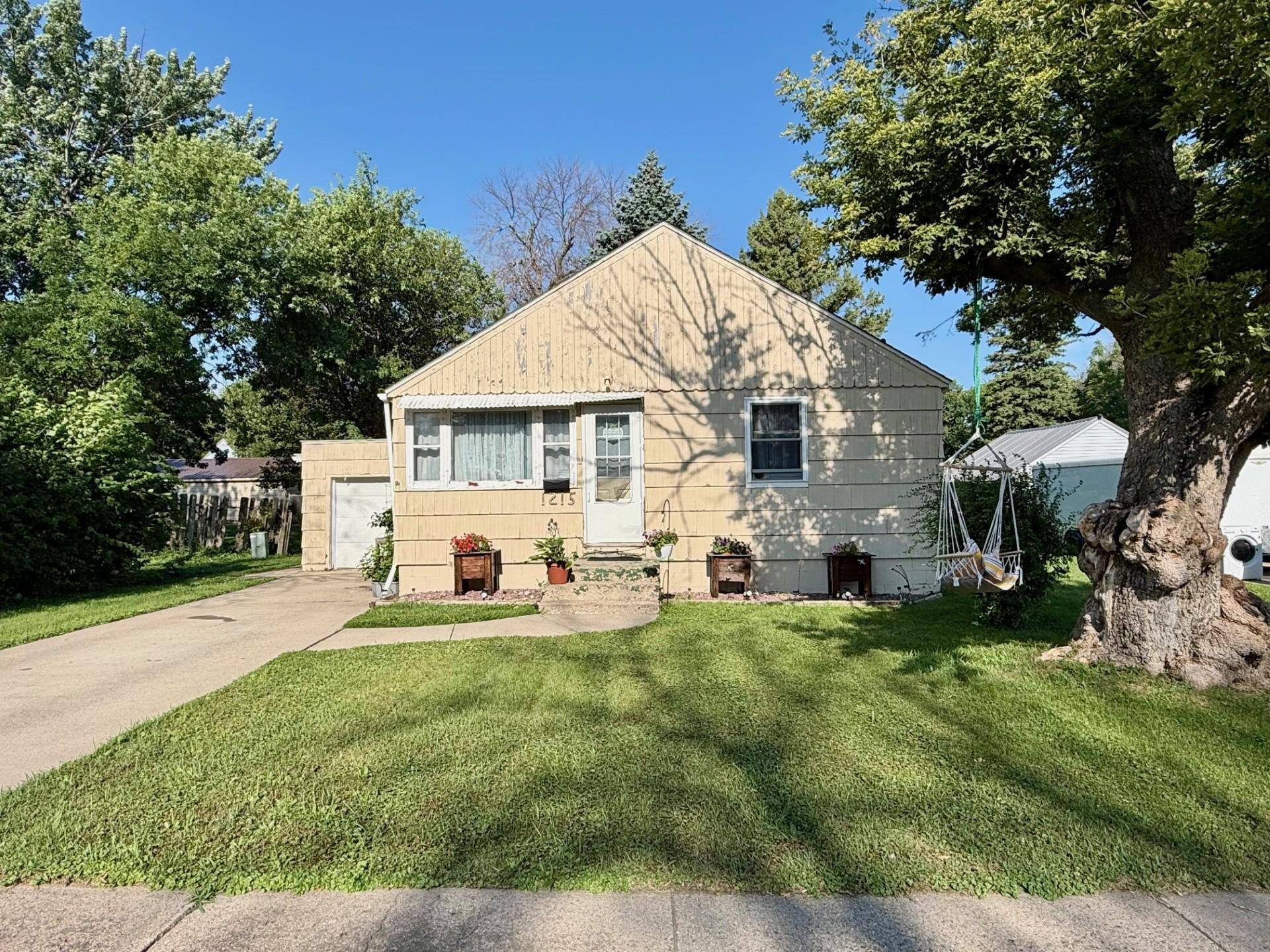 1215 Douglas AVE, Worthington, MN 56187