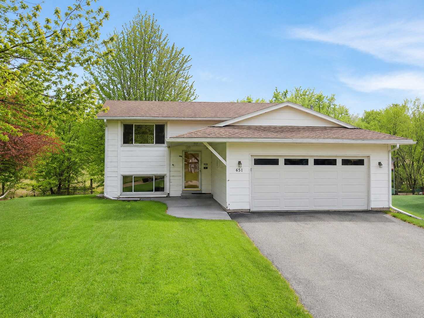 651 Dresden DR, Chaska, MN 55318