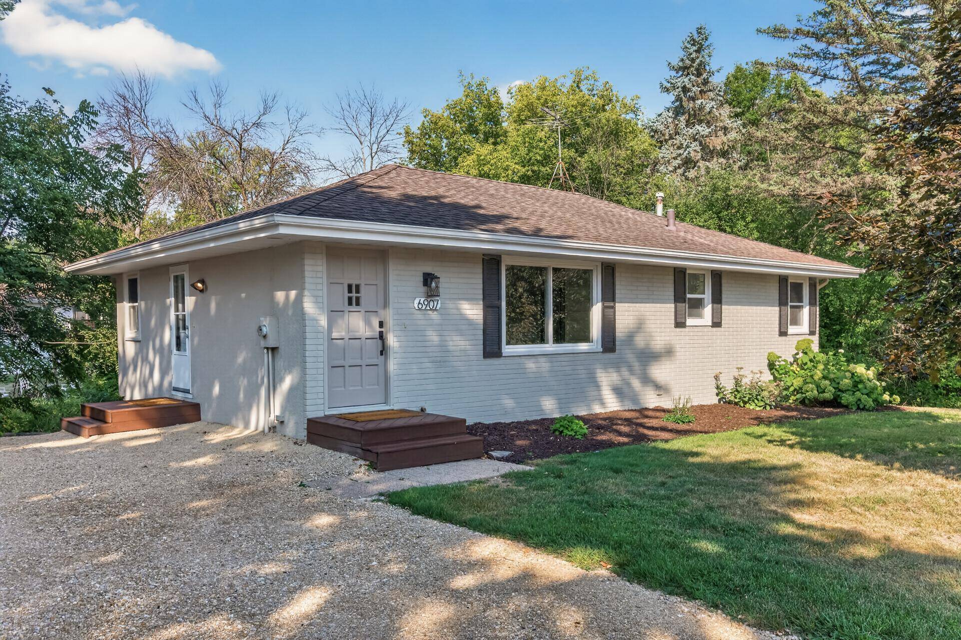 6907 Berkshire LN N, Maple Grove, MN 55311