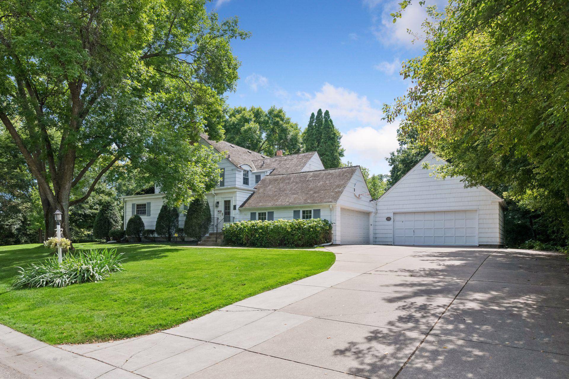 830 Edgemoor DR, Hopkins, MN 55305