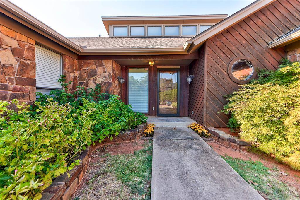 6004 Covington LN, Warr Acres, OK 73132
