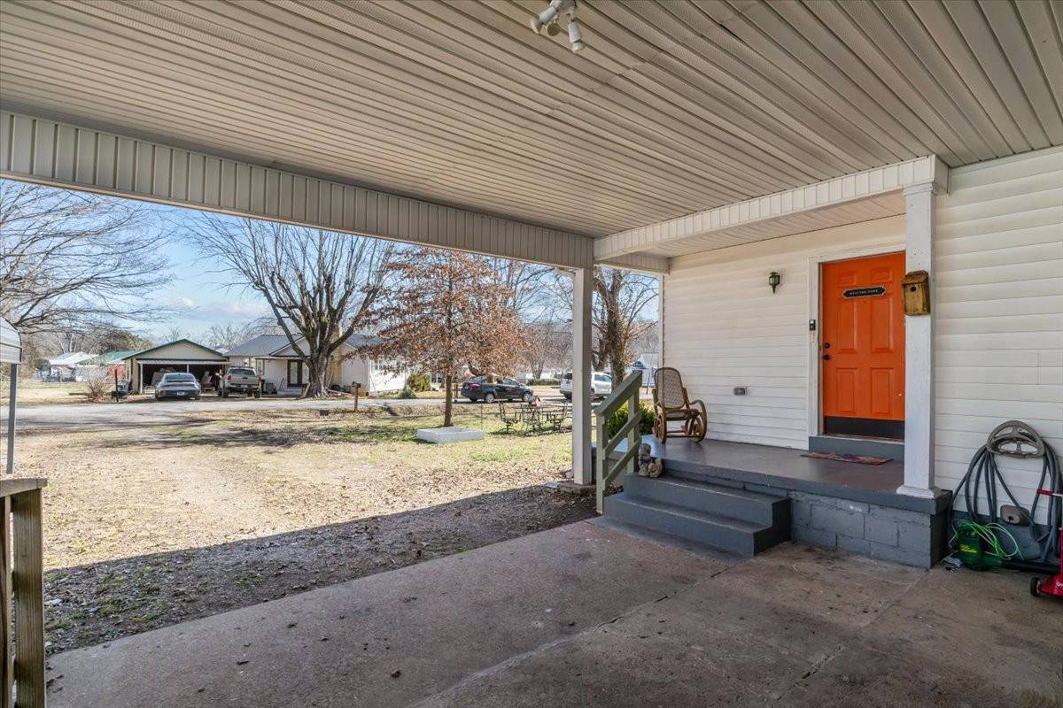 102 Sutton Ave, Waverly, TN 37185