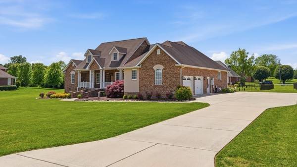 102 Highpoint Blvd, Tullahoma, TN 37388