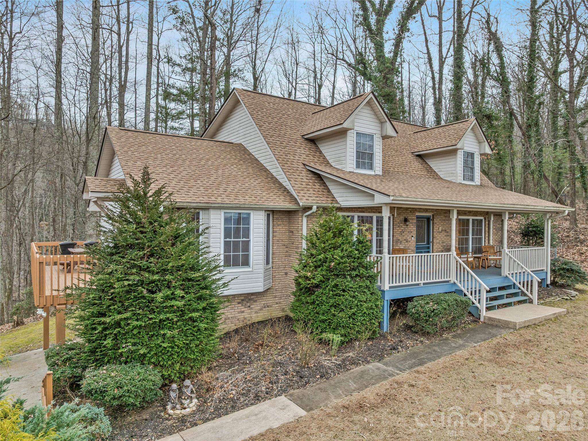 24 Abbey LN, Hendersonville, NC 28739