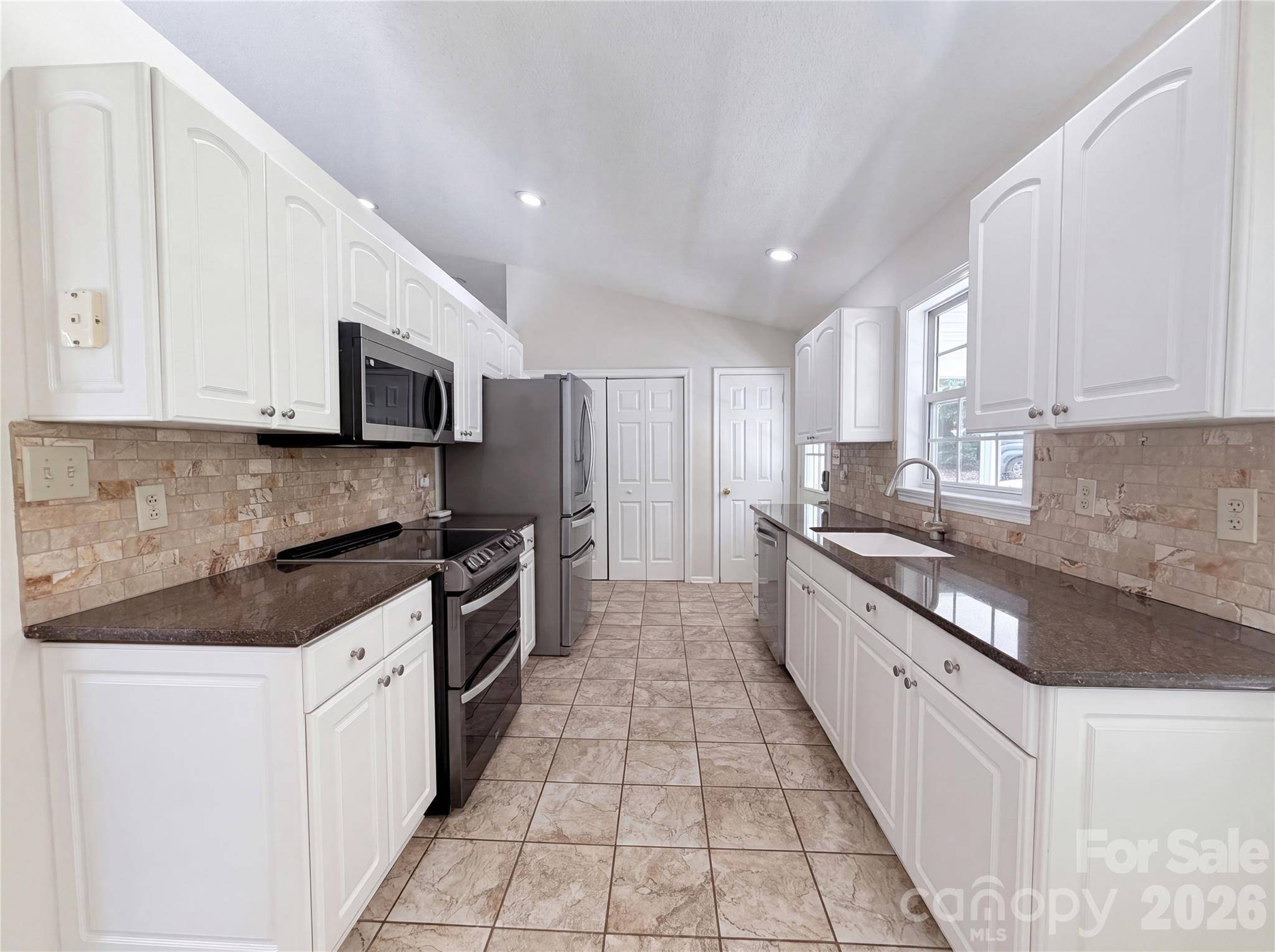 221 Grandview DR, Statesville, NC 28677