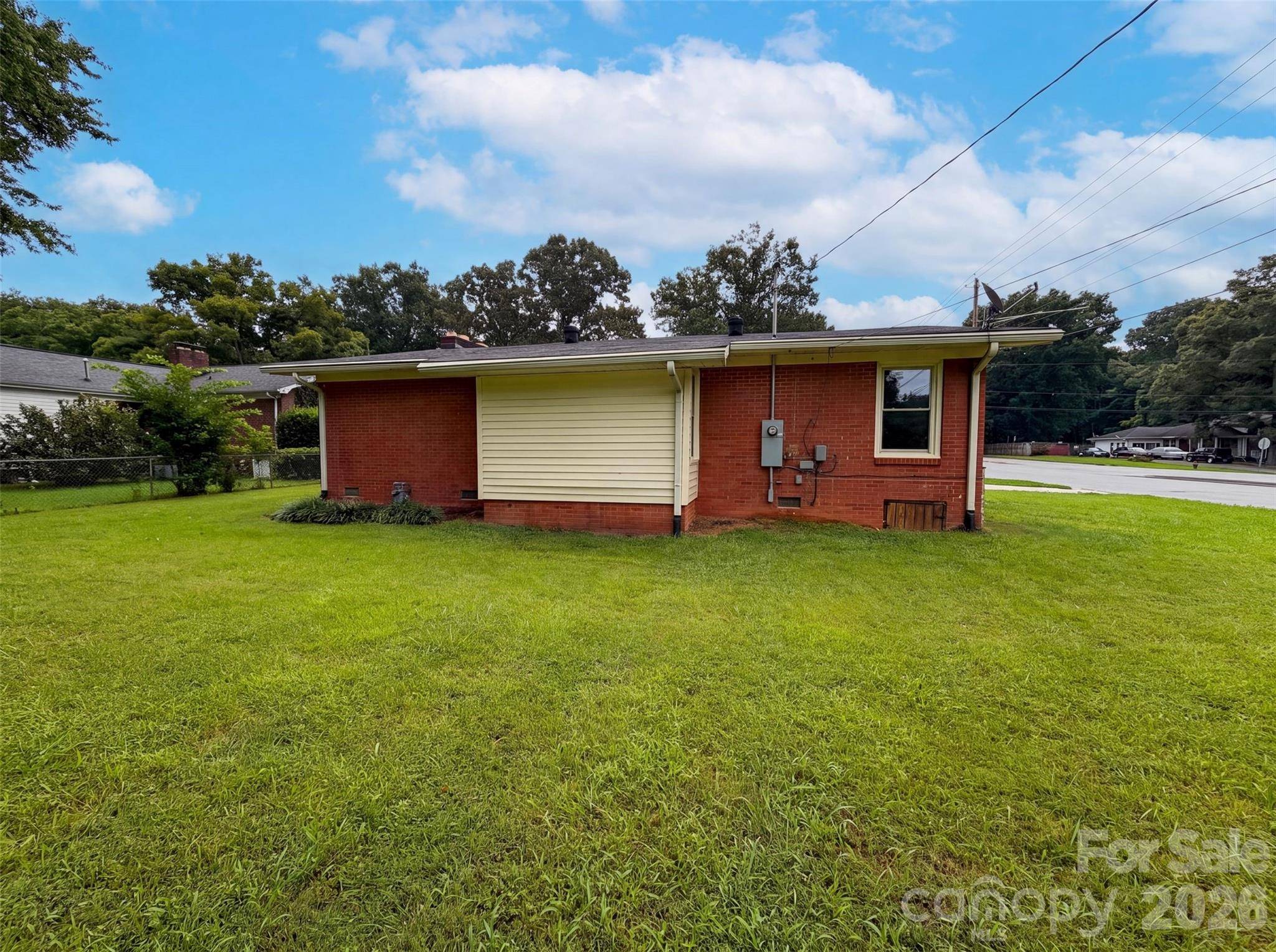 1951 Taylor DR, Gastonia, NC 28052