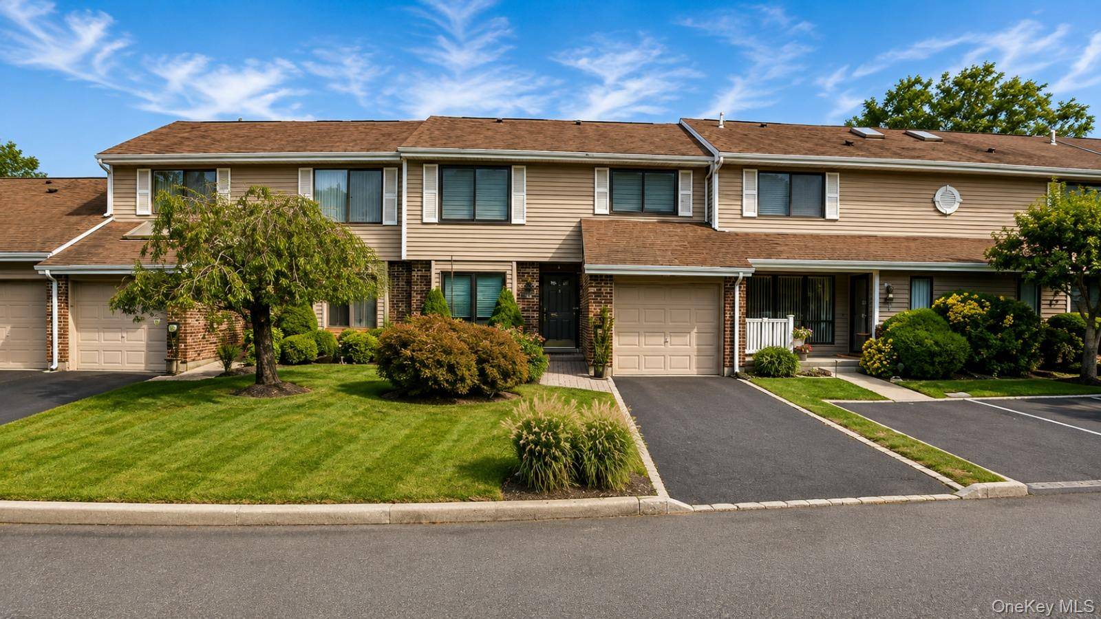 230 Pond View LN, Smithtown, NY 11787
