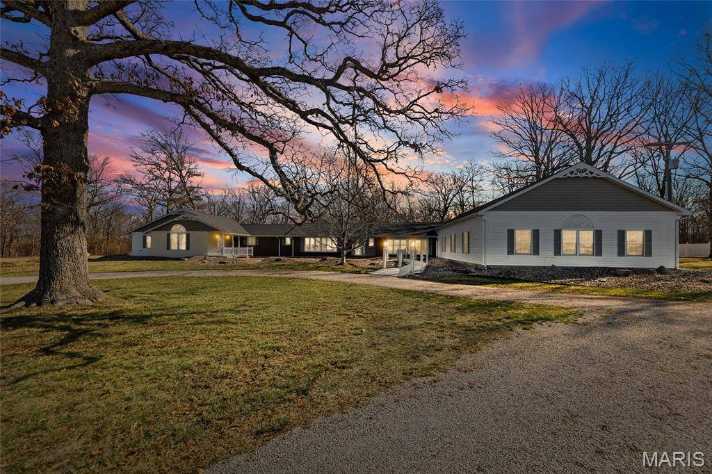 10102 State Route 127, Nashville, IL 62263