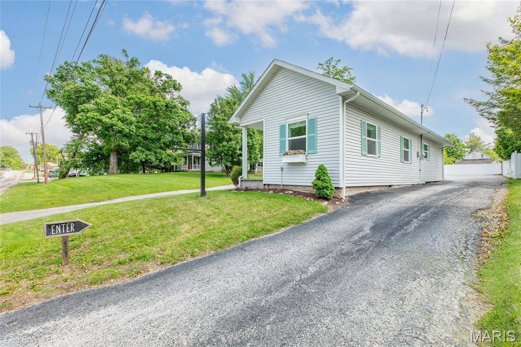 509 Pearl ST, Godfrey, IL 62035