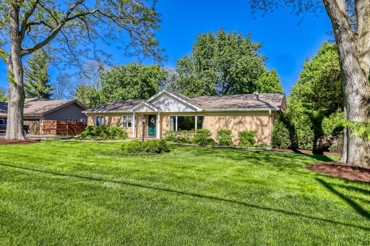 8035 Wolf RD, La Grange, IL 60525