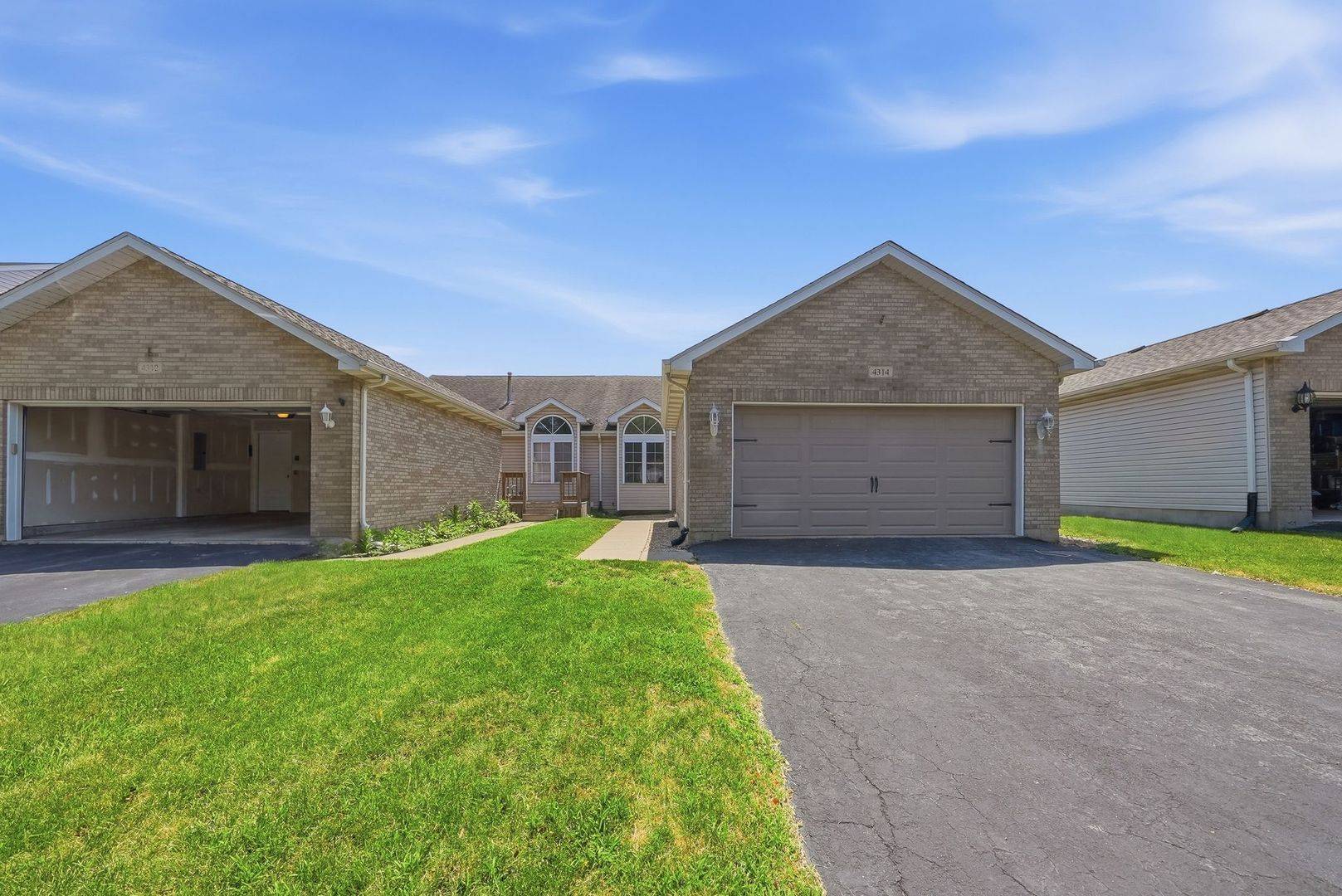 4314 River Glen DR, Joliet, IL 60431