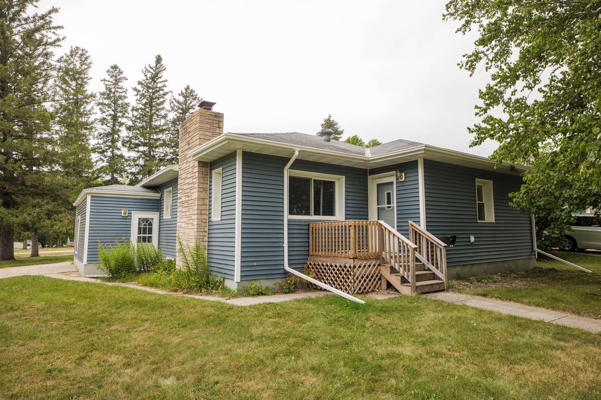 22 S California AVE, Morris, MN 56267