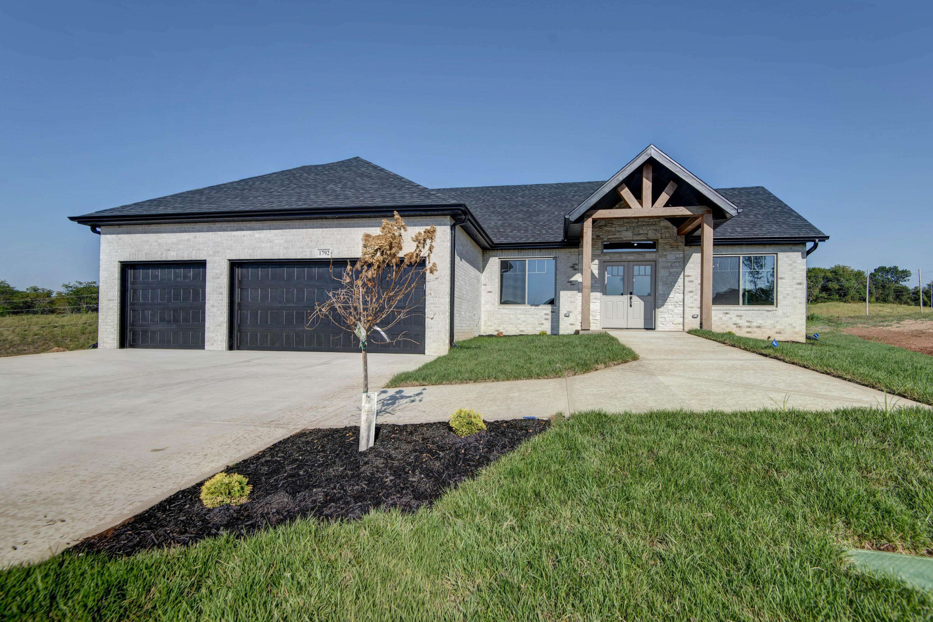 1792 W Seagrave CIR, Springfield, MO 65810