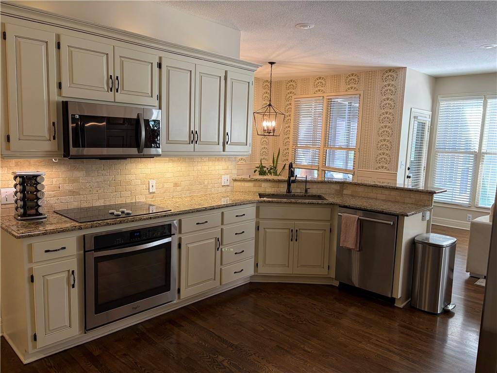 5812 Manor DR, Parkville, MO 64152