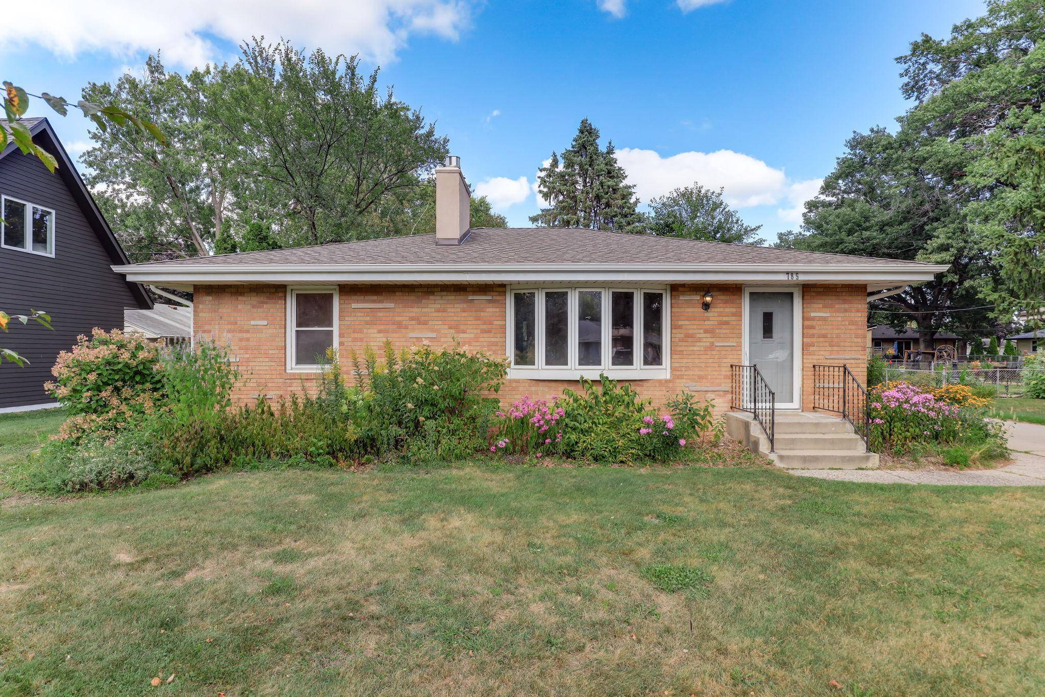 785 Grandview AVE W, Roseville, MN 55113