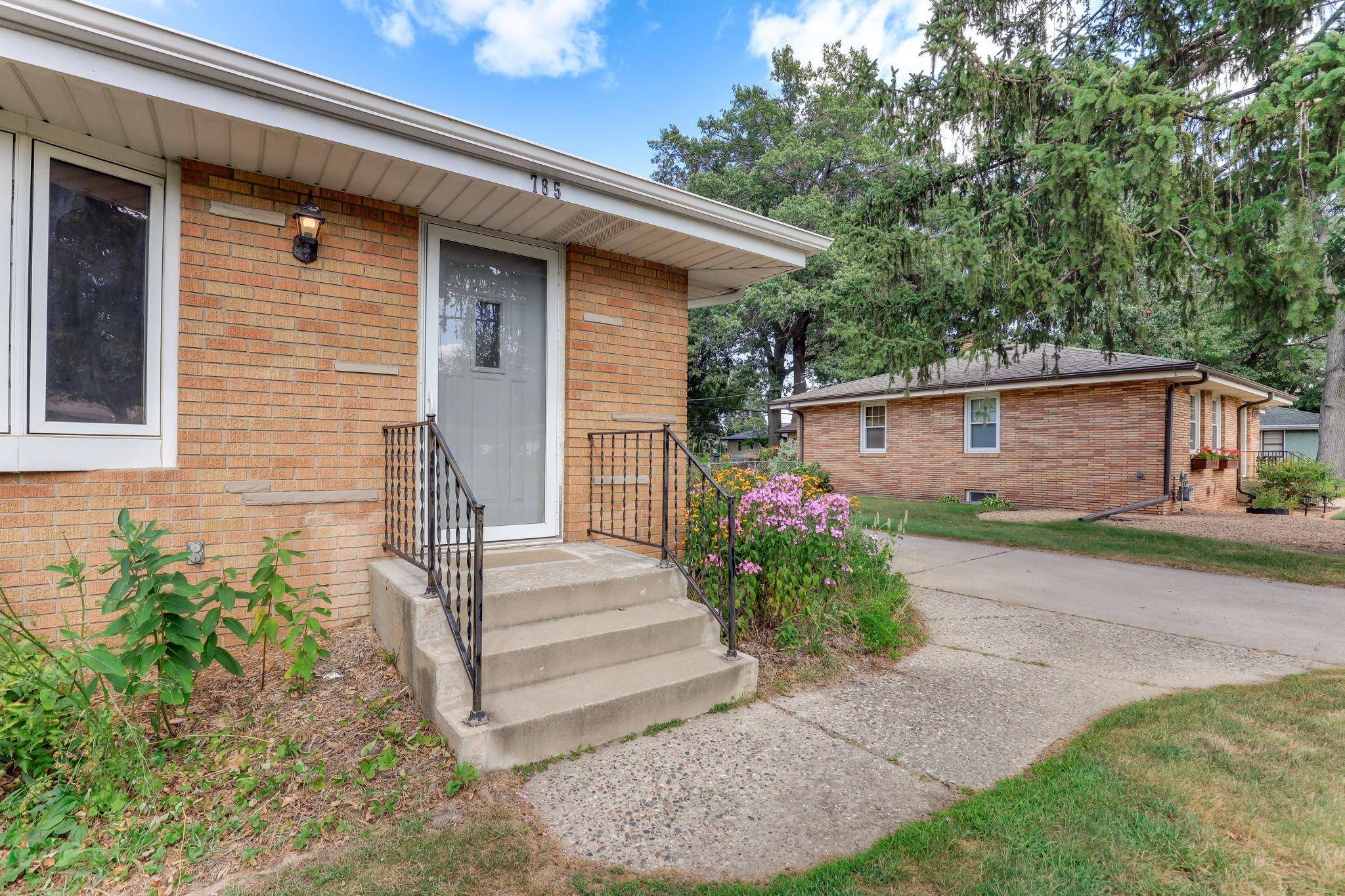 785 Grandview AVE W, Roseville, MN 55113