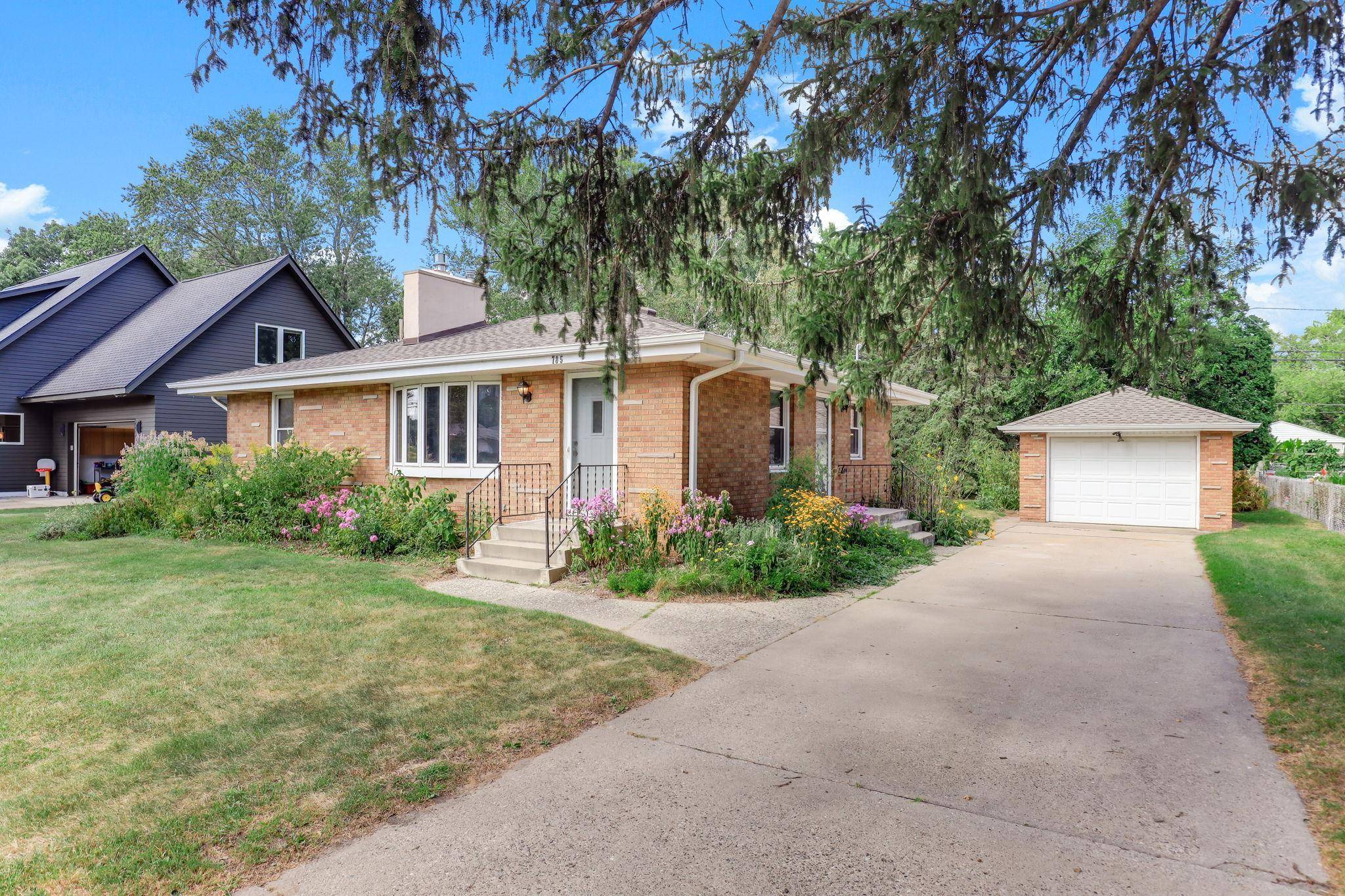 785 Grandview AVE W, Roseville, MN 55113