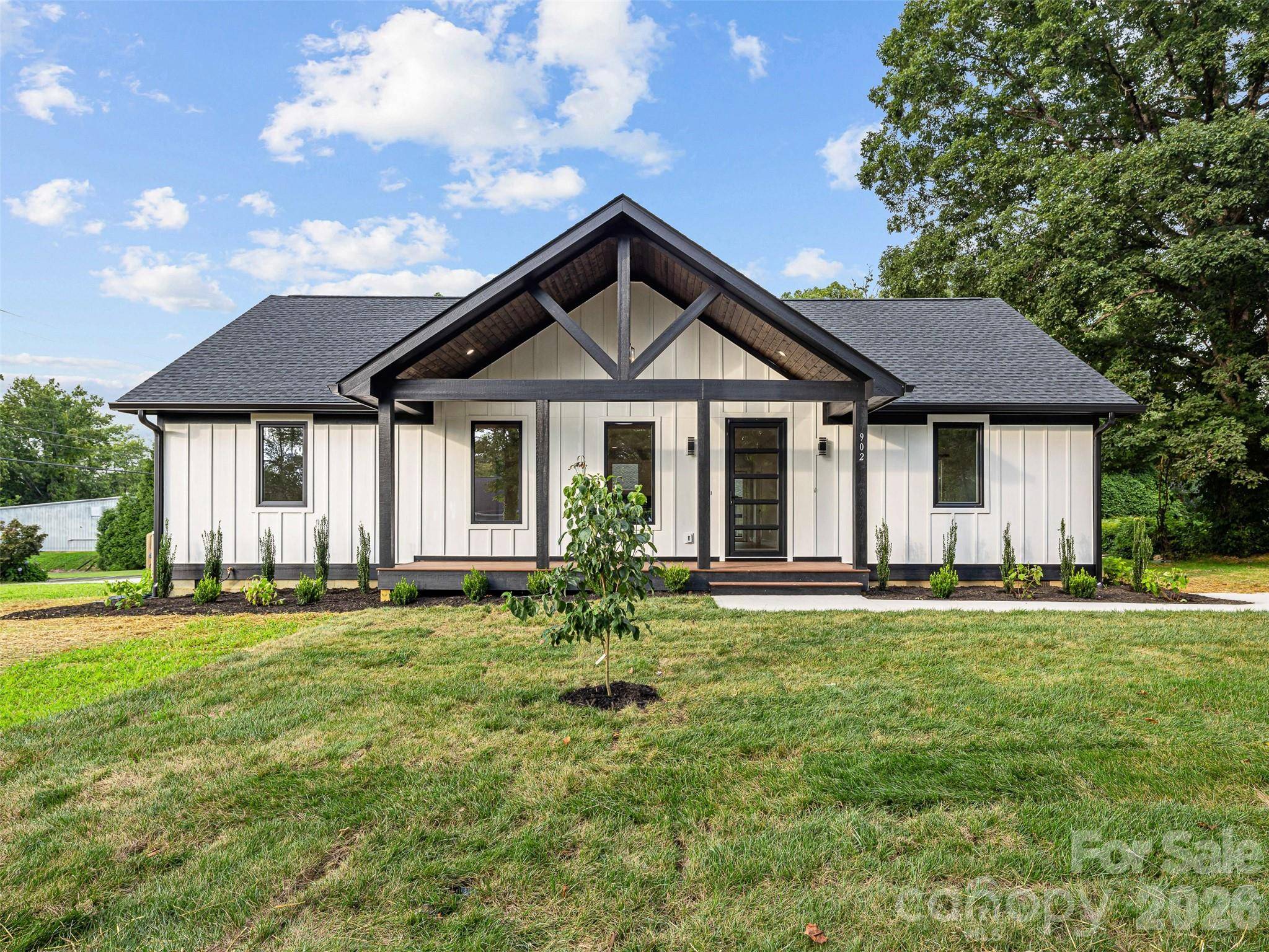 902 Narva RD, Hendersonville, NC 28792