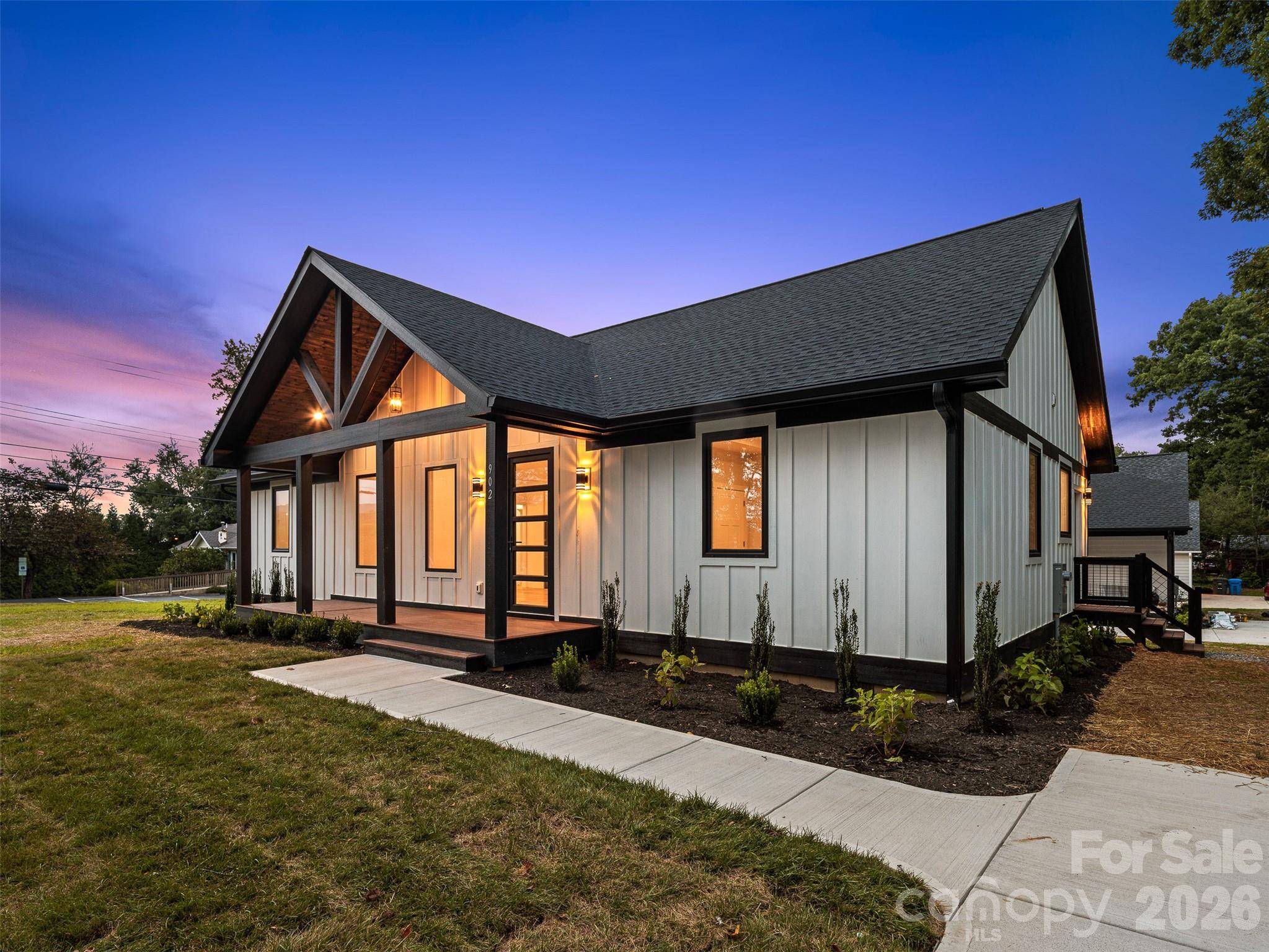 902 Narva RD, Hendersonville, NC 28792