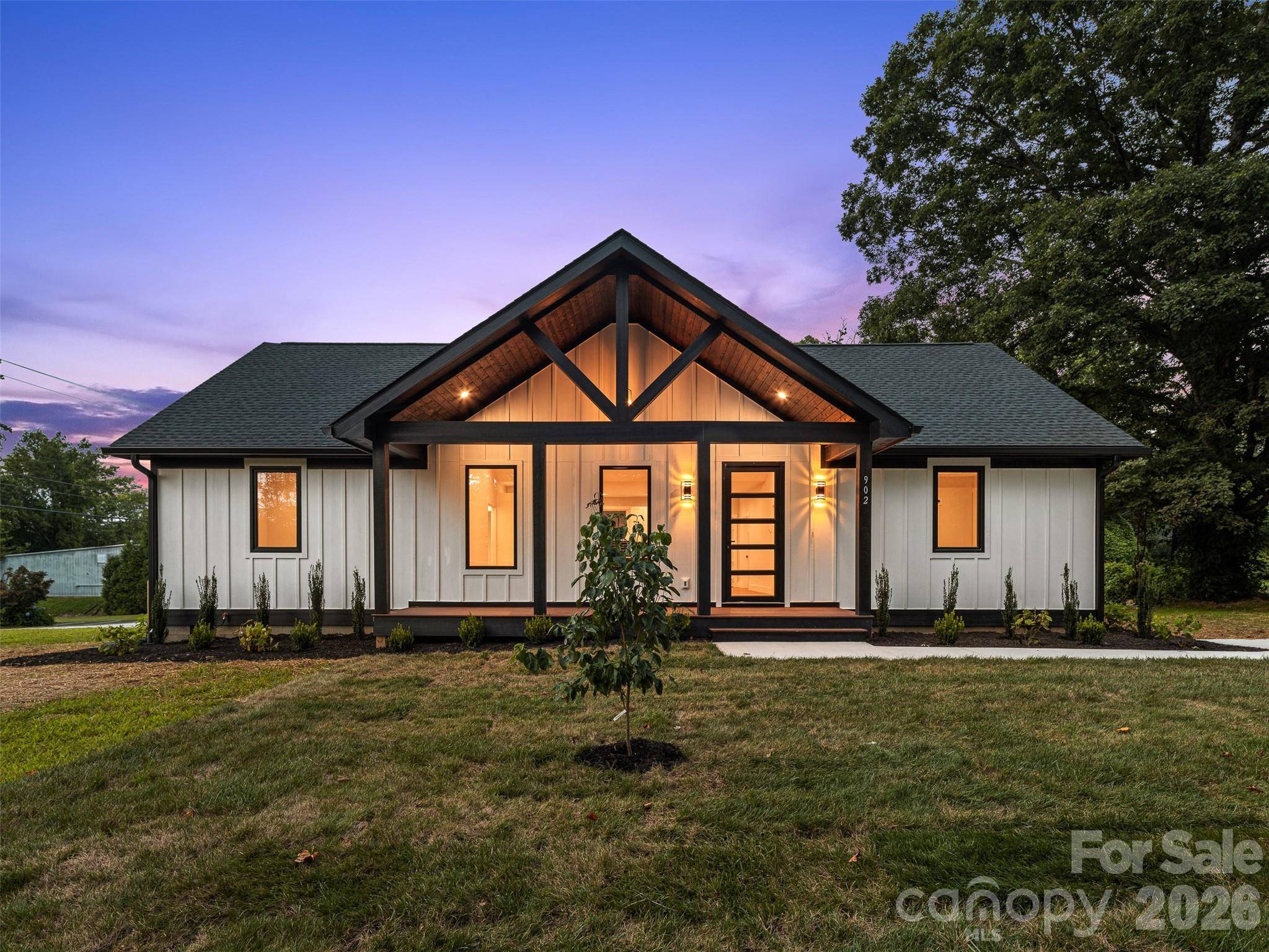 902 Narva RD, Hendersonville, NC 28792