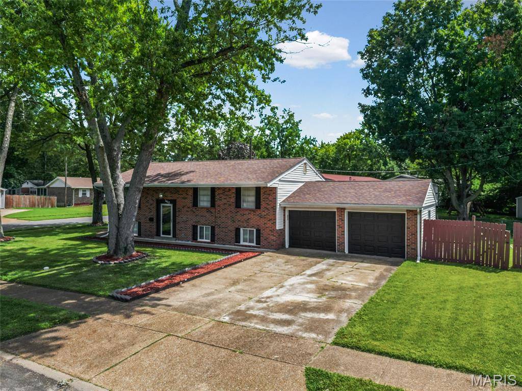 1460 Fox Run DR, Florissant, MO 63033