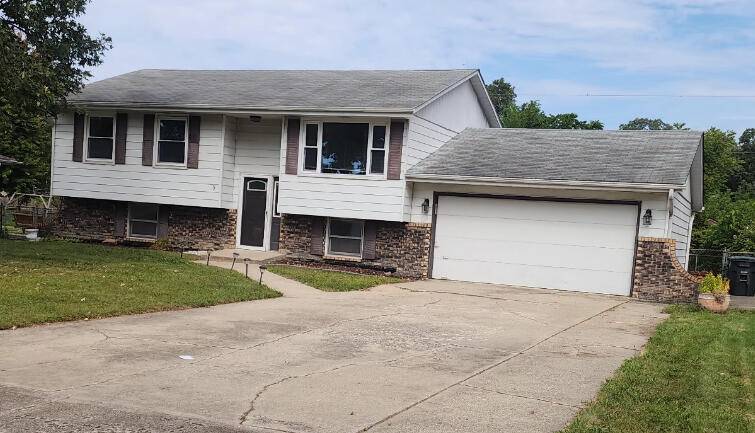 2910 Crowsnest DR, Hobart, IN 46342