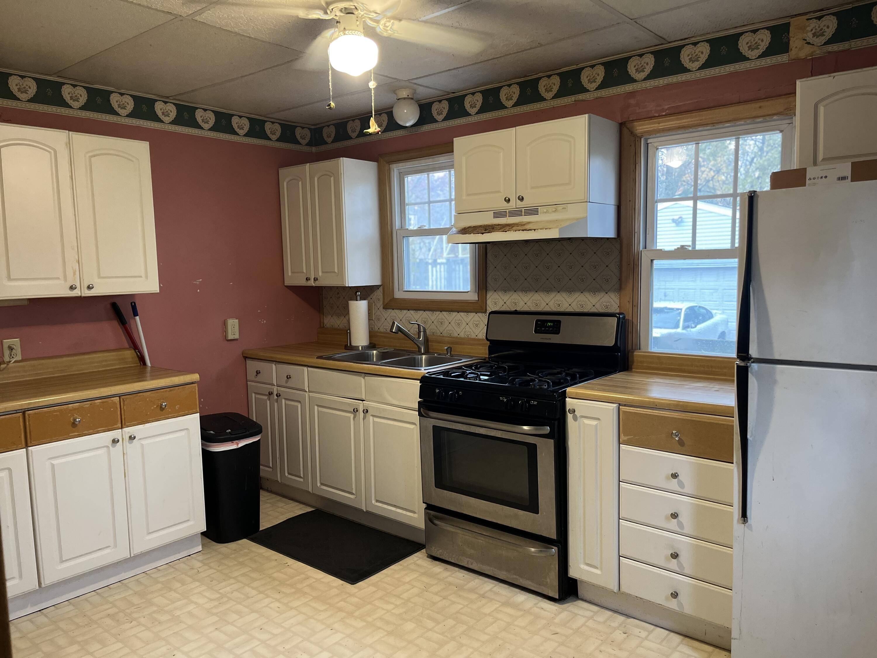 33 N Illinois Street, Hobart, IN 46342