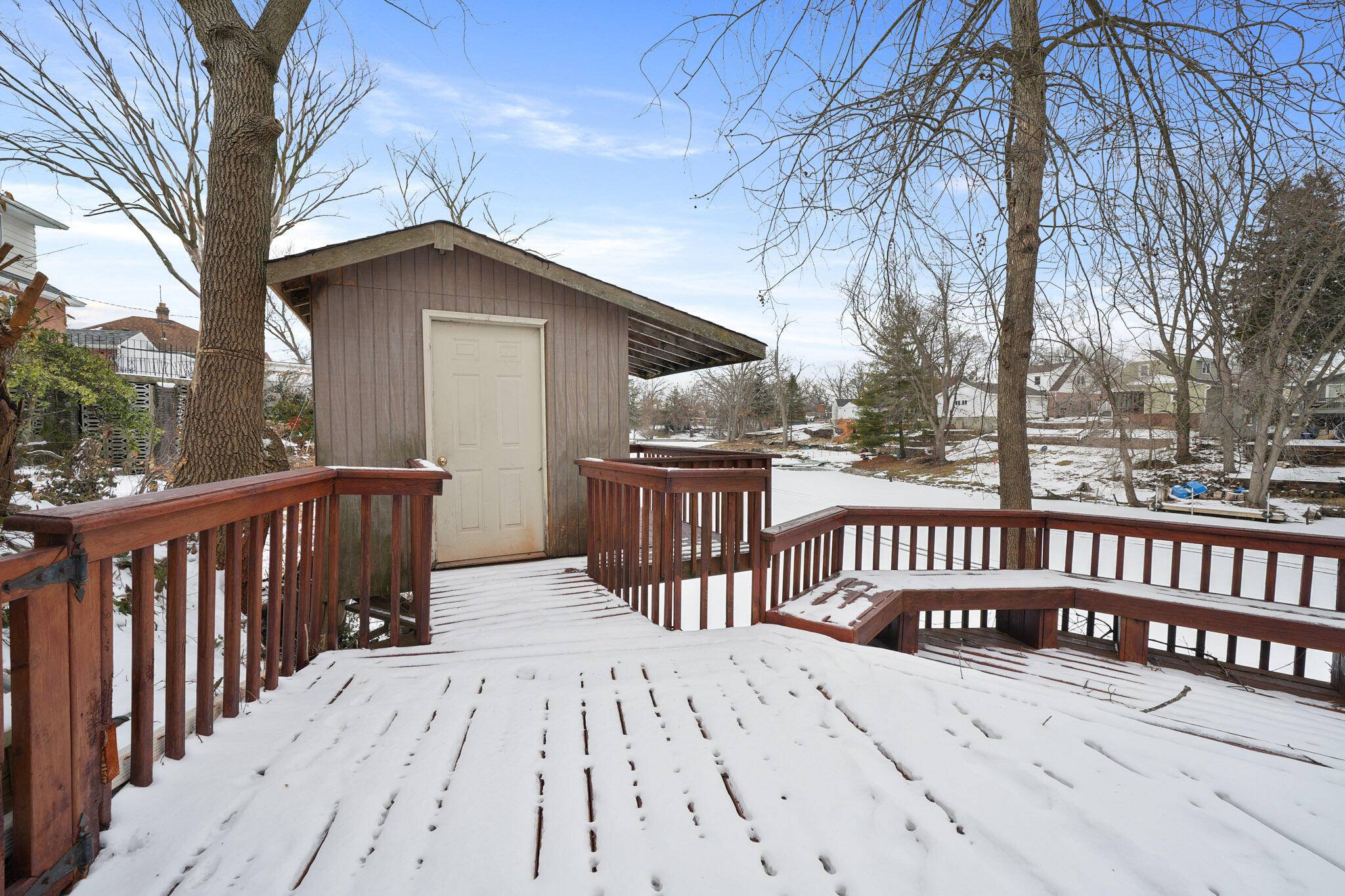 202 Beverly LN, Hobart, IN 46342