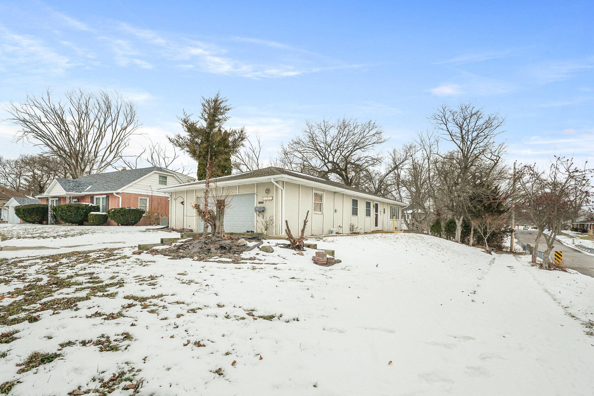 202 Beverly LN, Hobart, IN 46342