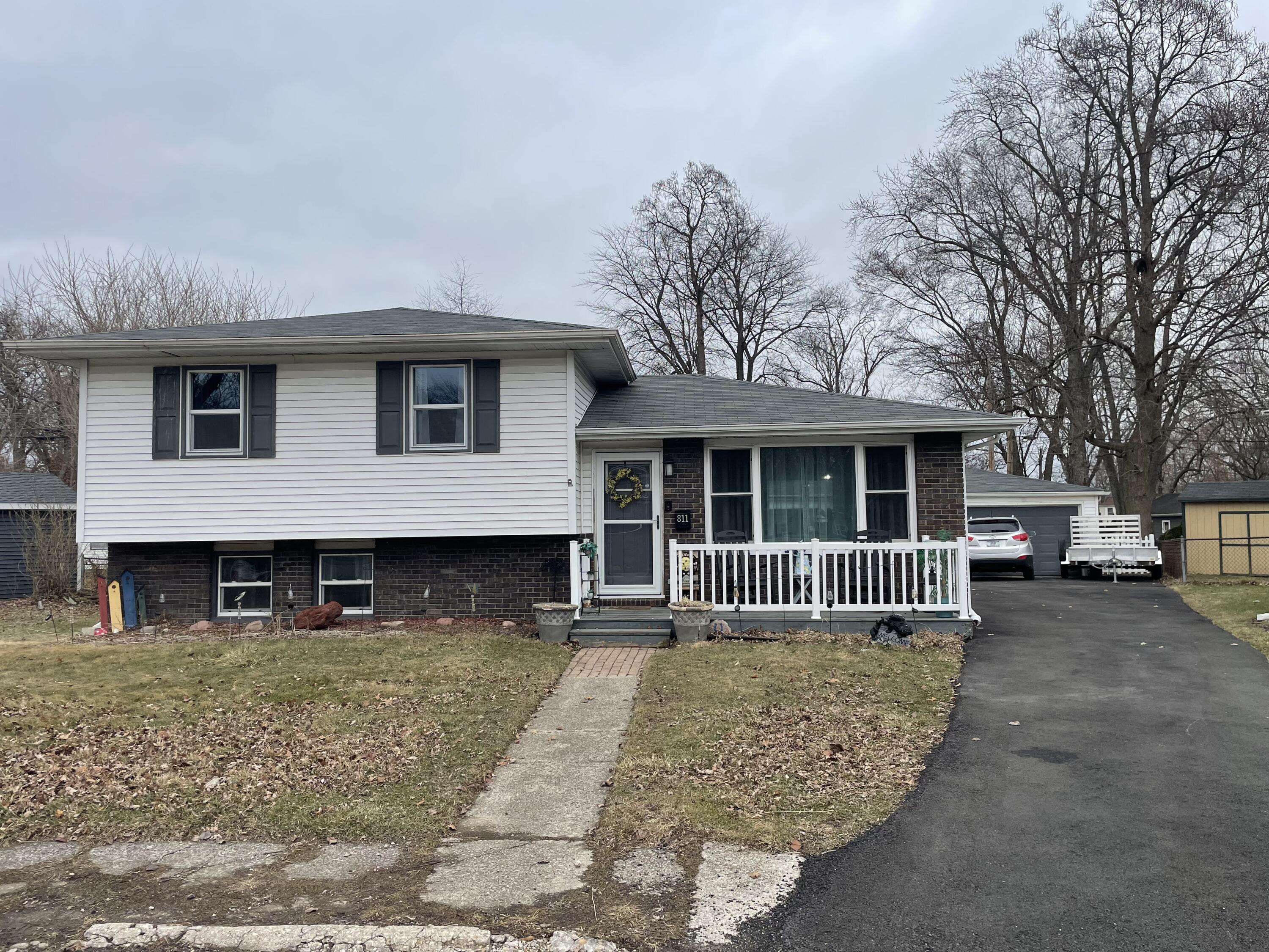 811 Henry CT, Hobart, IN 46342