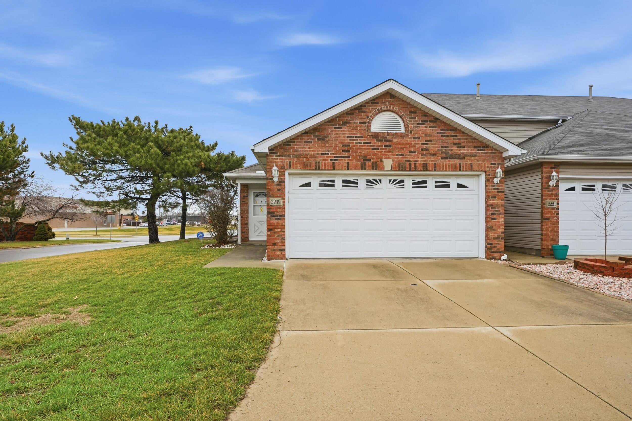 2219 Sandridge LN, Dyer, IN 46311