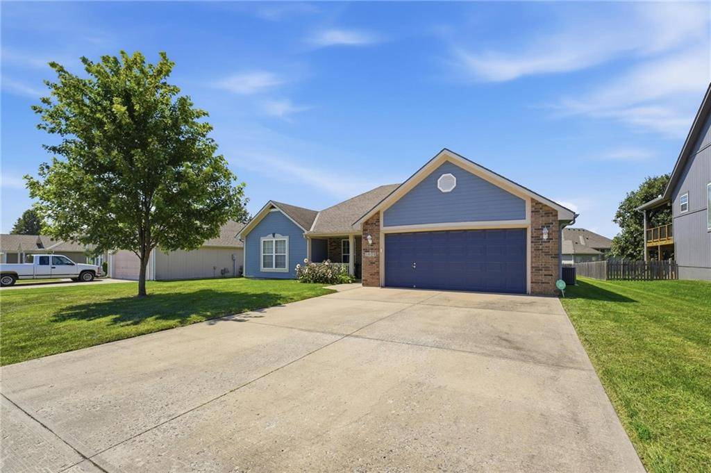 1604 SE Dalton DR, Lee's Summit, MO 64081