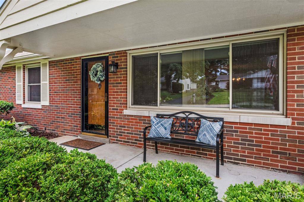 12 Winslow LN, Des Peres, MO 63131