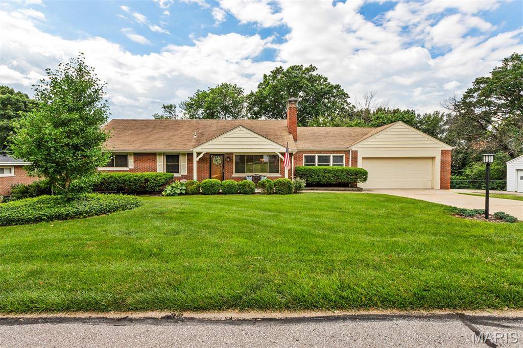 12 Winslow LN, Des Peres, MO 63131